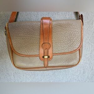 VINTAGE/CLASSIC Dooney & Bourke Elegant Tan and Brown Leather Shoulder Bag